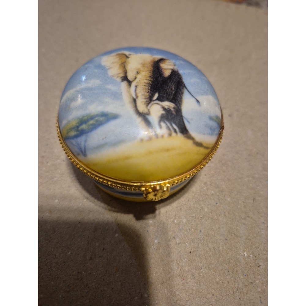 2004 Meiklejohn Applejack Licensing Elephant and baby trinket box small